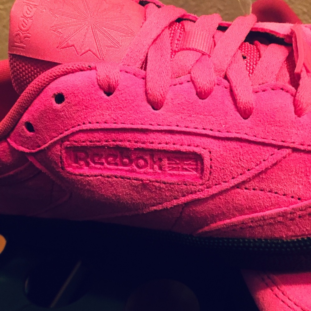 Hot Fuchsia Suede REEBOKS size 8